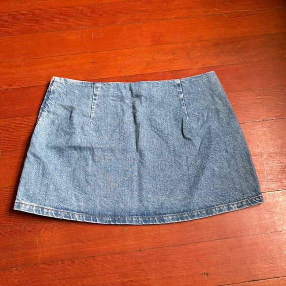 ASOS Design denim mini skirt with size zip. Size 4/6. - Picture 2 of 8